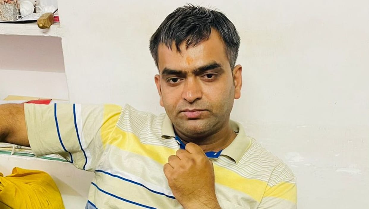 Udaipur ACB caught MP resident JE for taking bribe demanded five thousand in exchange for shifting pole