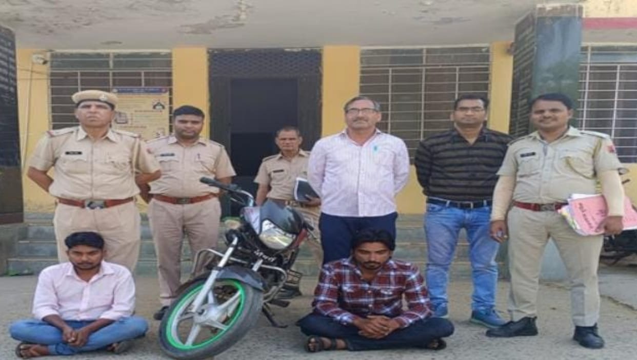 Two accused of the mobile and bike theft gang were caught by the Dausa police sized recovered items