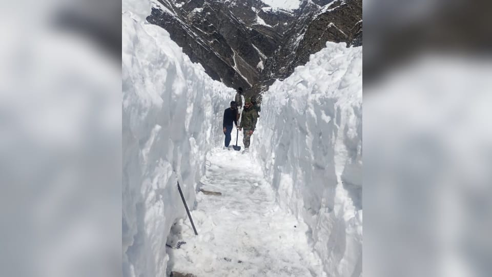 Hemkund Sahib Covered with 10 feet Snow even doors will open on 20 may see Visuals
