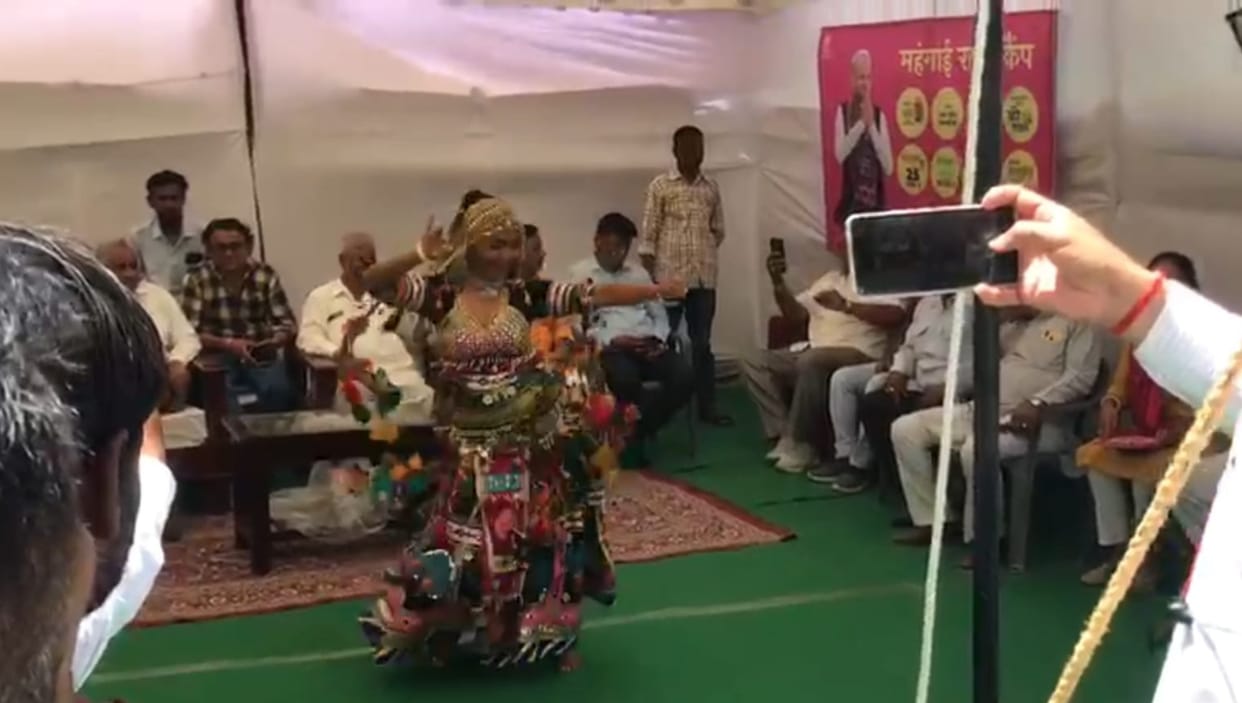 Kalbeliya dance in inflation relief camp of Jodhpur, danced on the songs of Gehlot government'schemes