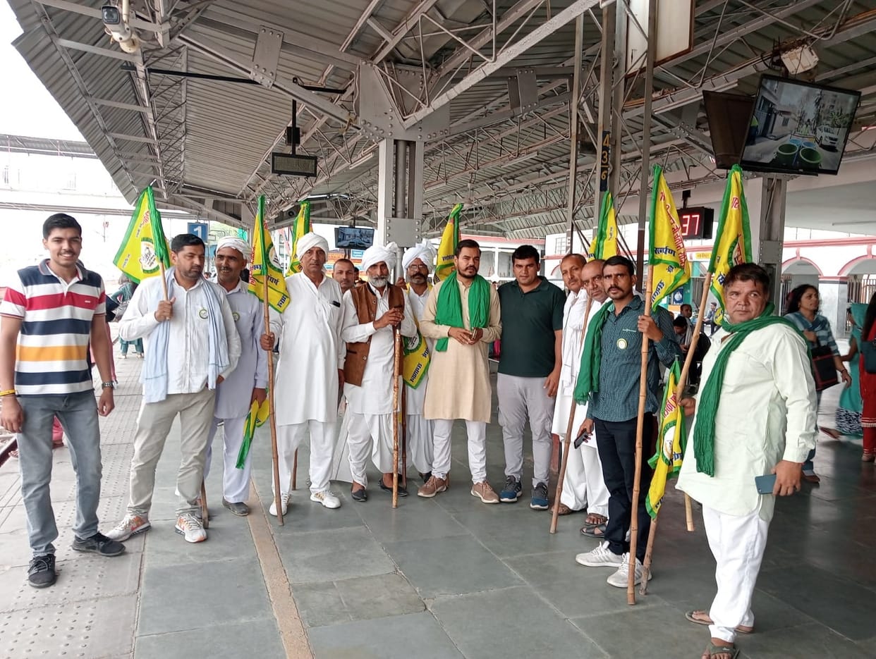 Delhi Police put up barricades on Singhu border, group of farmers left for Delhi by train