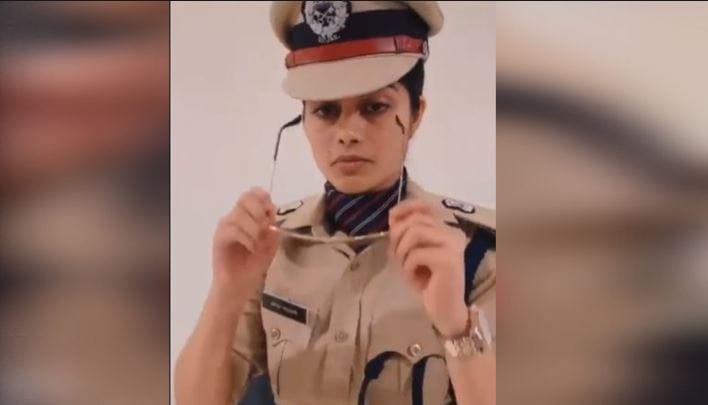 mainpuri jail superintendent komal mangalani Singham style viral after abused constable from stage