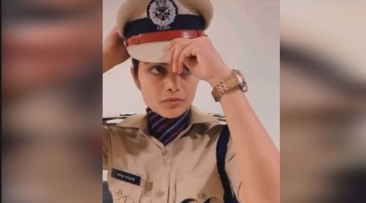 mainpuri jail superintendent komal mangalani Singham style viral after abused constable from stage