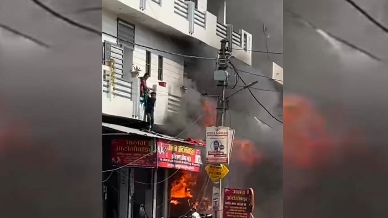 A fire broke out in a sofa shop in Lucknow.
