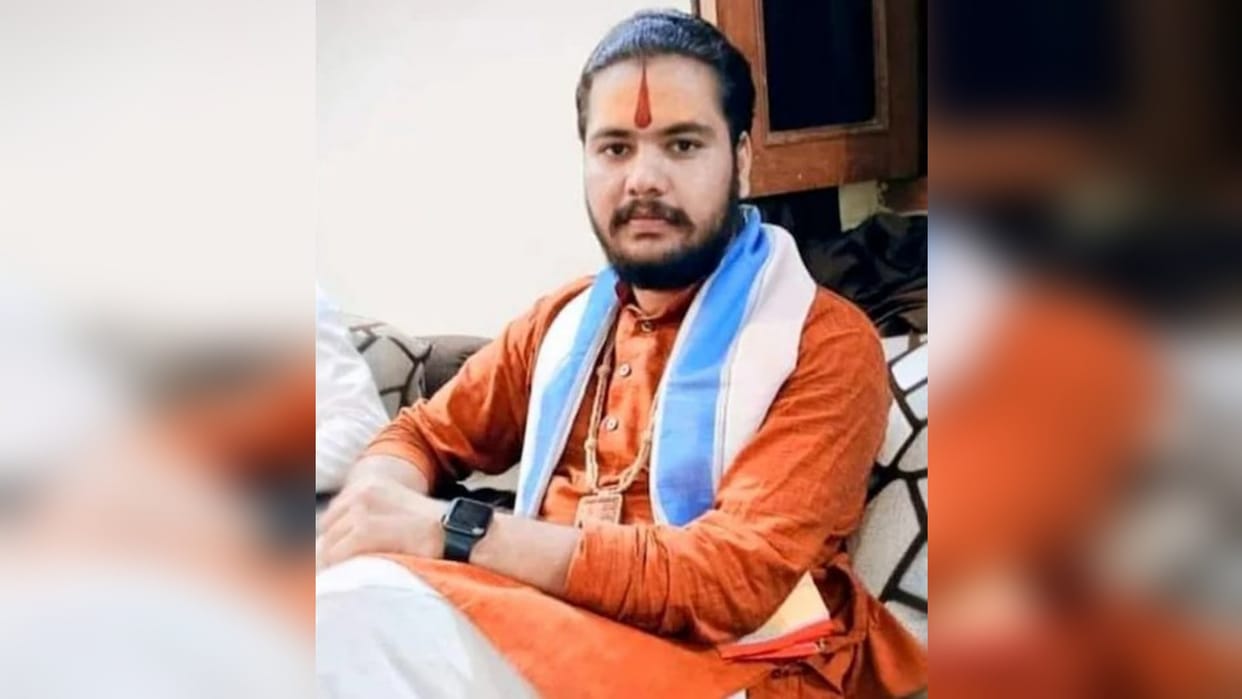 Narrator Dhirendra Acharya's disciple ran away with host's wife in Chhatarpur