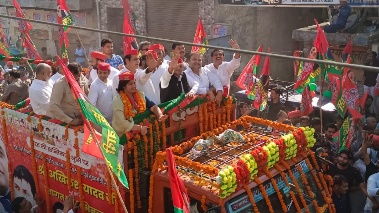 Meerut Nikay Chunav: Akhilesh Yadav's roadshow was in six wards, AIMIM punctured his bicycle in two wards
