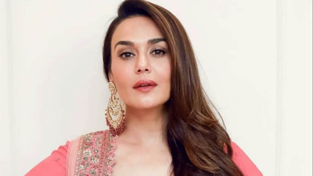 Preity Zinta bought a new luxurious house in Bandra Mumbai actress spent 8 2 crore for this property