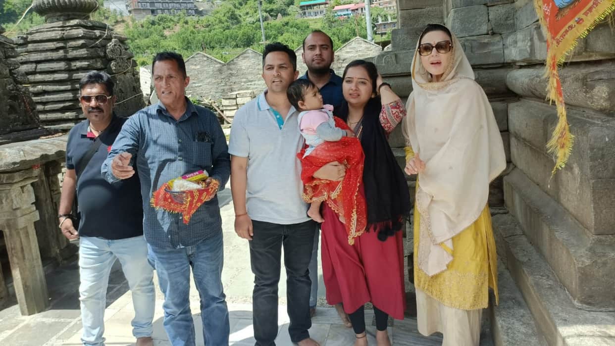 preity zinta pays obeisance at hatkoti temple rohru Shimla Himachal Pradesh