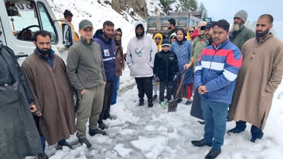 Snowfall in Kashmir: eight tourists among 10 stranded near old tunnel in Qazigund rescue ops launched