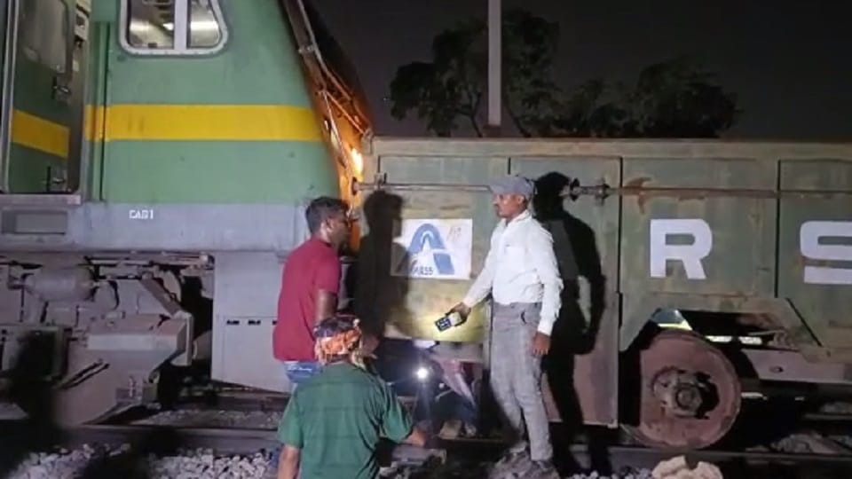 Driver absconded leaving tractor on track in Fafadi Raipur