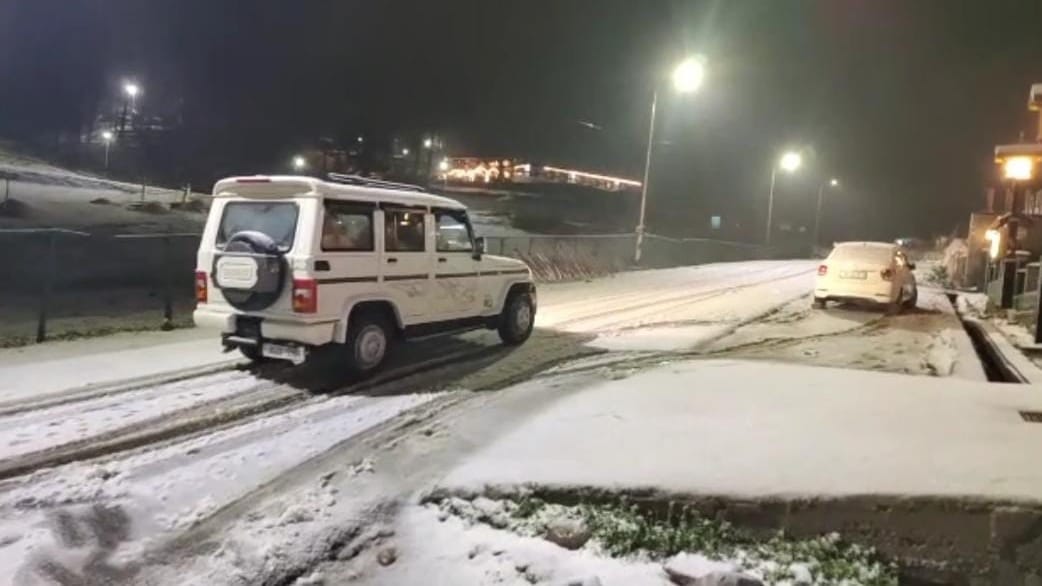 Snowfall in Kashmir: eight tourists among 10 stranded near old tunnel in Qazigund rescue ops launched