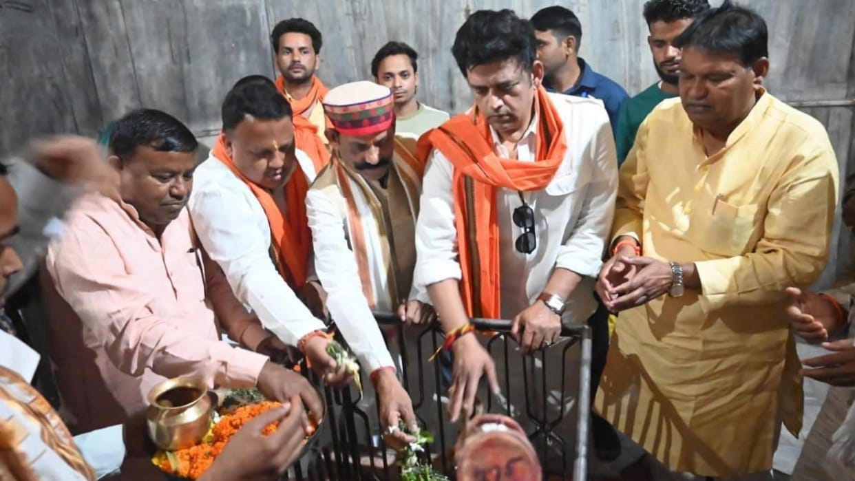 Film actor and Gorakhpur MP Ravi Kishan welcomed at railway station
