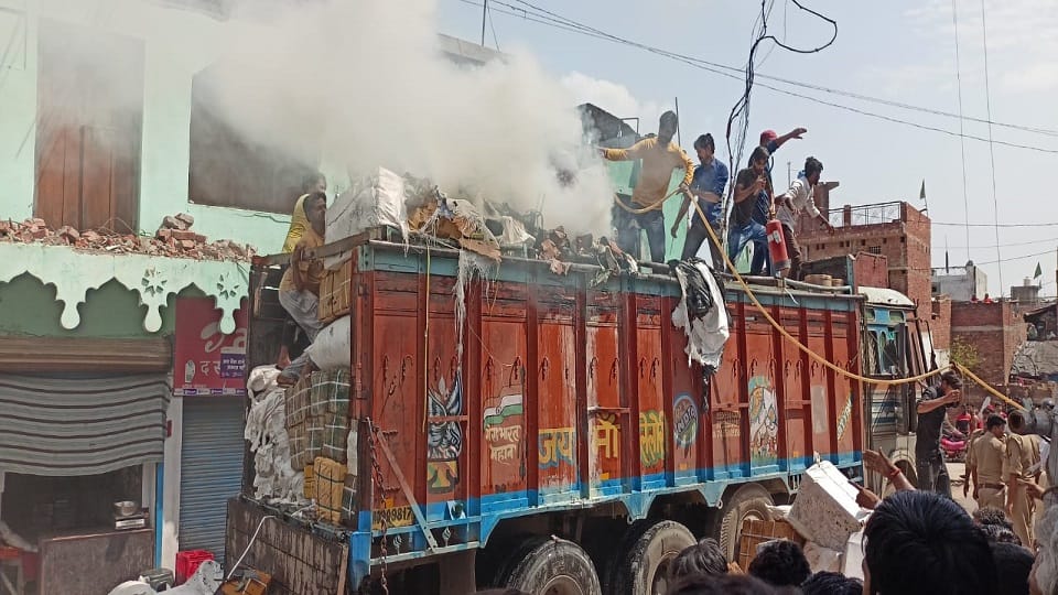 Truck loaded with plastic goods caught fire in Kheri