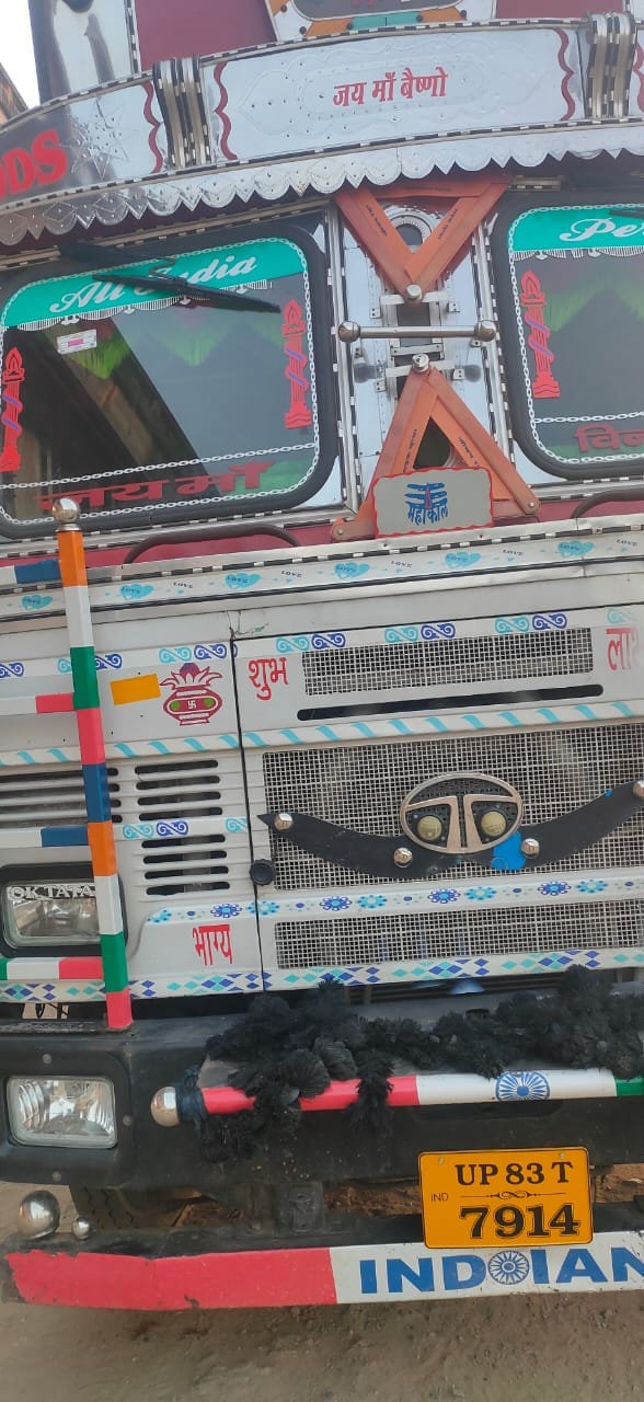 Varanasi: Invoice of 57 thousand was deducted by putting fake number plate, truck and driver were caught