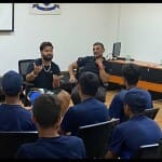 युवा क्रिकेटर्स से मिलते ऋषभ पंत