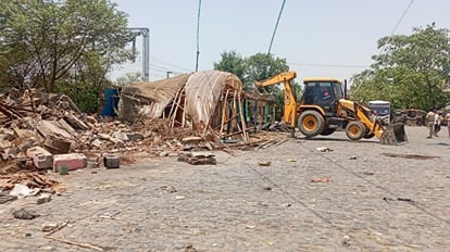 Bihar News: JCB demolished hundreds of shops in Sultanganj railway bus station, Amrit Bharat scheme
