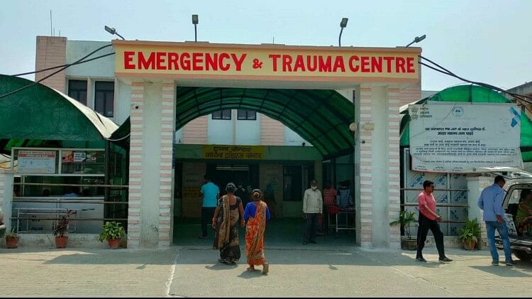 Gorakhpur News: BRD मेडिकल कॉलेज में पुलिसकर्मियों ने महिला को लावारिस हाल में छोड़ा, प्राचार्य ने कराया भर्ती
