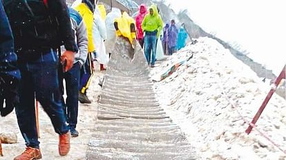 Kedarnath Dham: Mats laid to prevent slippage in the iceberg zone lime being poured to melt snow