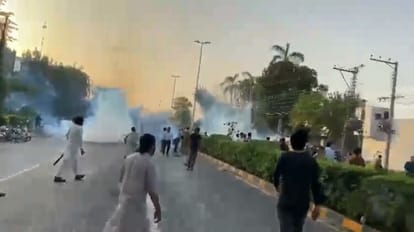 Pakistan: पाकिस्तानी घरों में दूध से लेकर सब्जियों का बना संकट, एटीएम से पैसे भी हो रहे खत्म, परीक्षाओं पर रोक Pakistan: Crisis of milk to vegetables in homes, ATMs are without money