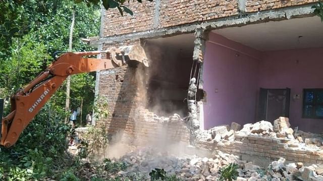 Chitrakoot gangrape case, bulldozers run at the houses of the accused, relatives kept pleading