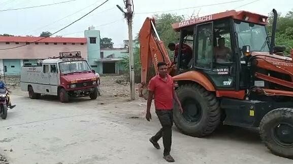 Chitrakoot gangrape case, bulldozers run at the houses of the accused, relatives kept pleading