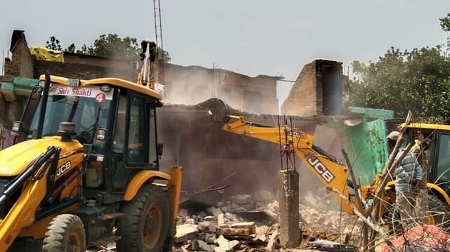 Chitrakoot gangrape case, bulldozers run at the houses of the accused, relatives kept pleading