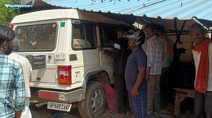 Mirzapur: लोगों को रौंदते हुए दुकान में घुसी अनियंत्रित बोलेरो, रेलवे कर्मचारी की मौत, तीन घायल, एक रेफर Mirzapur: Uncontrolled Bolero entered the shop trampling people, railway employee killed, three injured, one r
