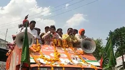 Nikay Chunav: आजमगढ़ में निरहुआ के रोड शो ने खींचा ध्यान, 'बुलडोजर बाबा चांप रहे हैं...' गाने से जमा रंग Nikay Chunav: Nirhua's roadshow in Azamgarh attracted attention, color gathered from the song