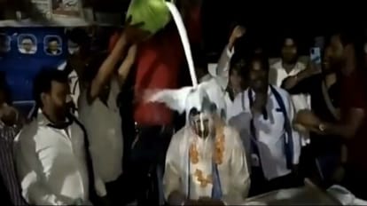 Nikay Chunav Baghpat: फिल्म 'नायक' के अनिल कपूर के अंदाज में दूध से नहलाया गया बसपा प्रत्याशी, वीडियो वायरल Nikay Chunav Baghpat: BSP candidate bathed with milk, video goes viral
