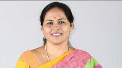 Karnataka: कर्नाटक चुनाव से पहले कांग्रेस के खिलाफ हल्लाबोल, BJP नेता ने समर्थकों के साथ लगाए श्री राम के नारे Union Minister & BJP leader Shobha Karandlaje chants 'Jai Shri Ram' KARNATAKA NEWS UPDATE