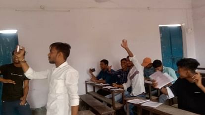 Examinees gave class 11th exam by playing Bhojpuri songs and keeping mobile with them in Nalanda