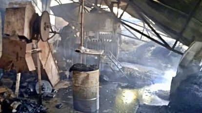 Ujjain News Due to fire in Khali factory breaking wall was extinguished with 13 fire engines