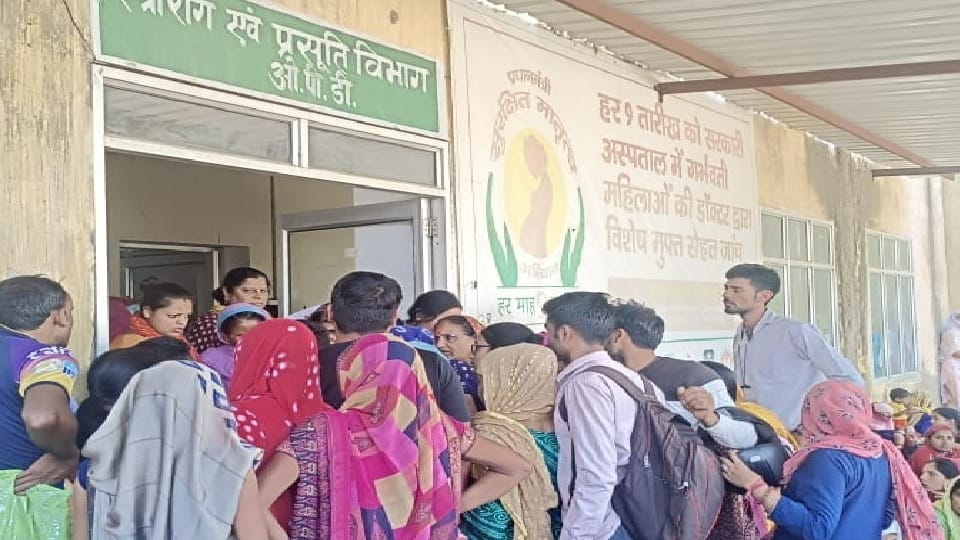 women created ruckus due to Workers putting numbers of loved ones in camp in Narnaul Civil Hospital