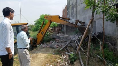 GDA demolished illegal construction in Gorakhpur