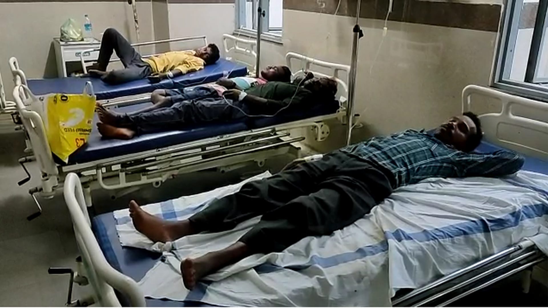 आकाशीय बिजली गिरने से झुलसे लोगों को अस्पताल में भर्ती कराया गया है।