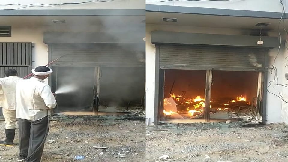 Fire broke out in Fatehabad Char Marla Colony, goods of Mehndi Art and Lehenga store burnt to ashes