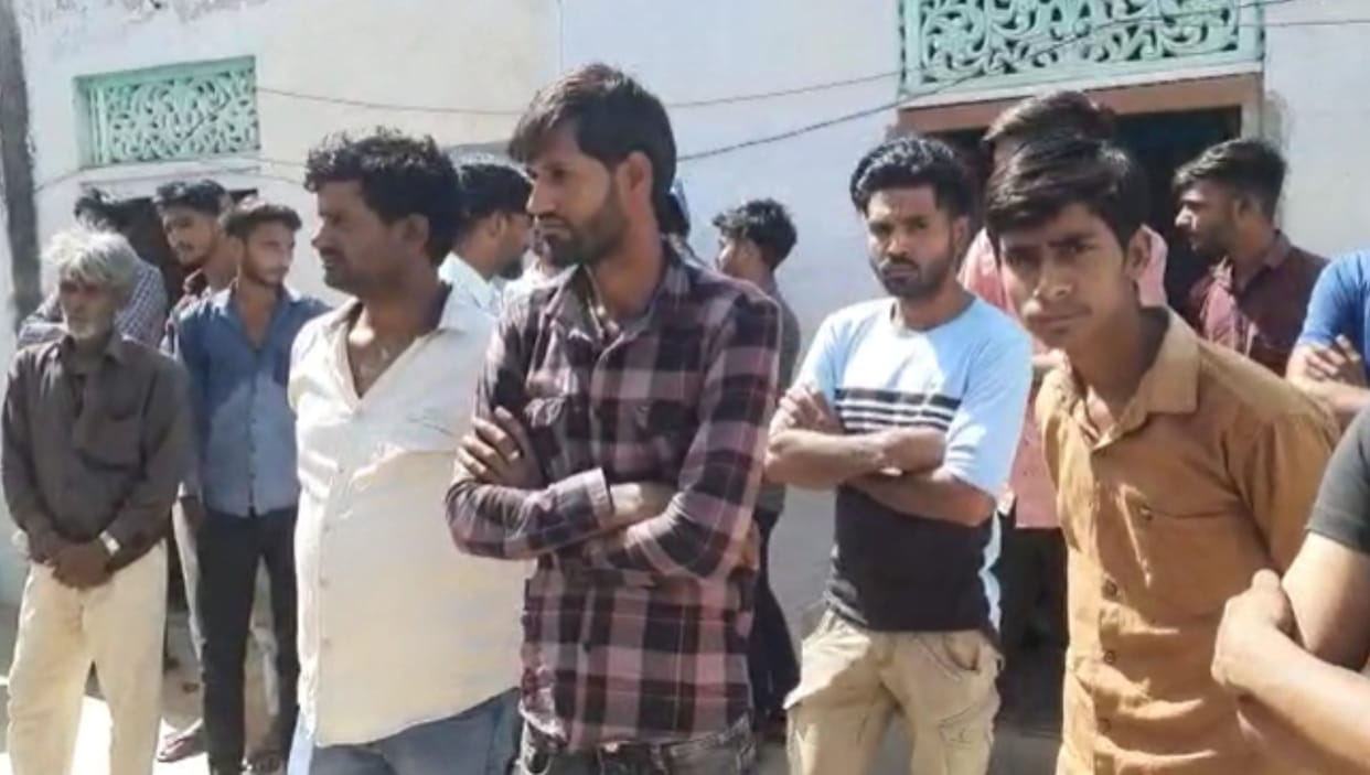 Two teenage girls died due to food poisoning in Jhunjhunu parents admitted in ICU