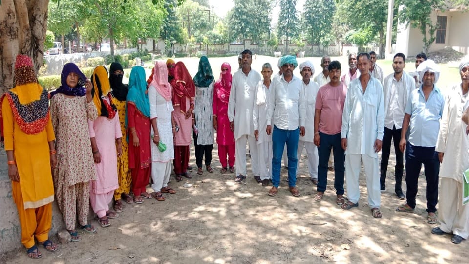 people of Jhamari met DC in Jhajjar inmatter of extracting water from thermal plant