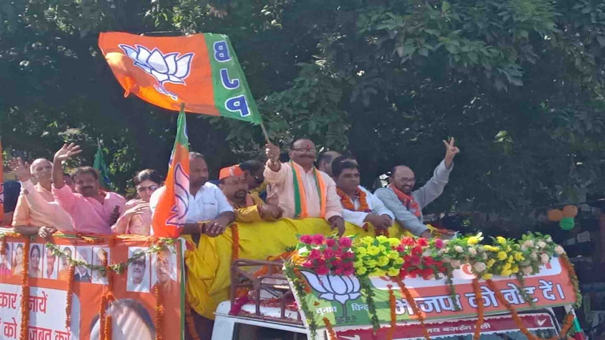 Farrukhabad: Deputy CM Brijesh Pathak welcomed at various places