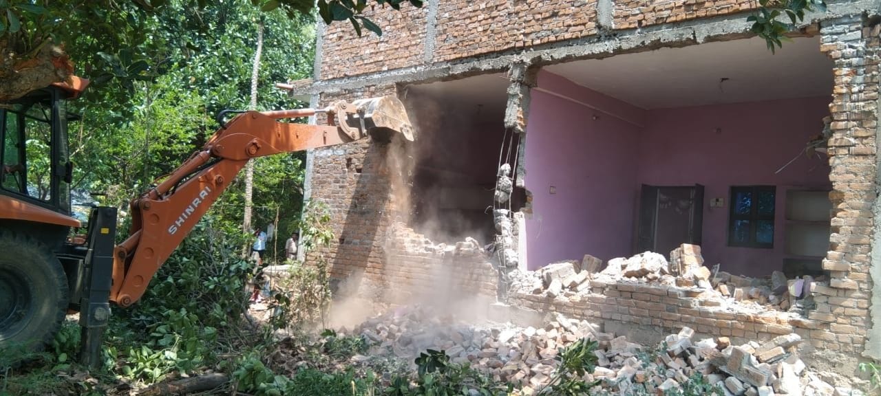 Chitrakoot gangrape case, bulldozers run at the houses of the accused, relatives kept pleading
