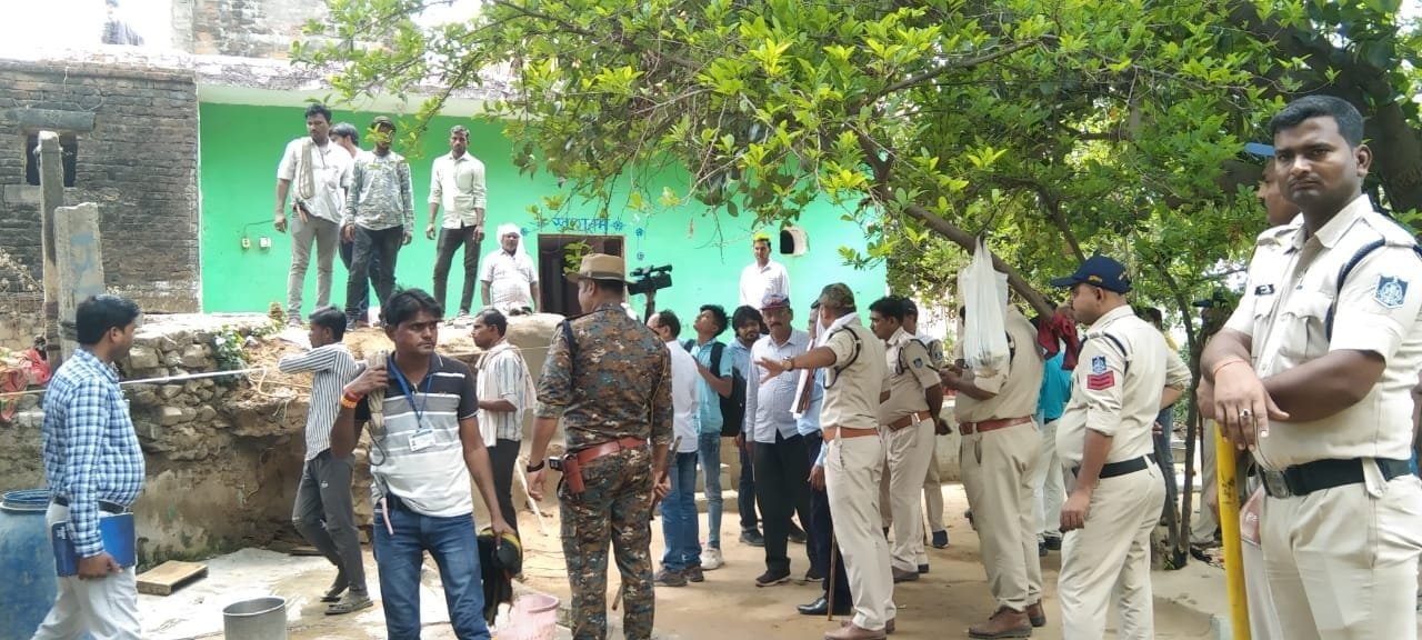 Chitrakoot gangrape case, bulldozers run at the houses of the accused, relatives kept pleading