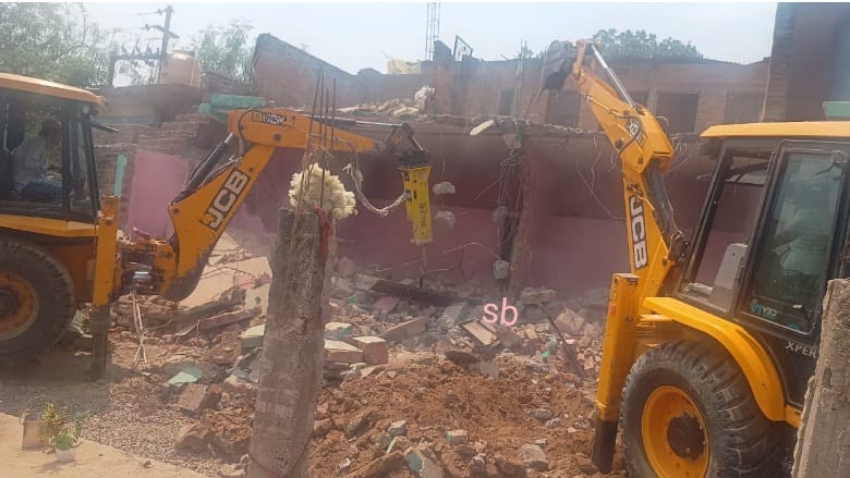 Chitrakoot gangrape case, bulldozers run at the houses of the accused, relatives kept pleading