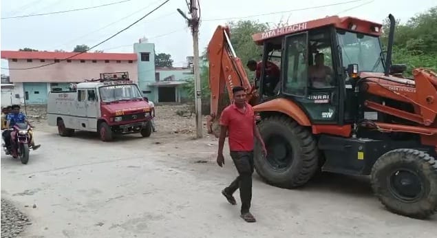 Chitrakoot gangrape case, bulldozers run at the houses of the accused, relatives kept pleading