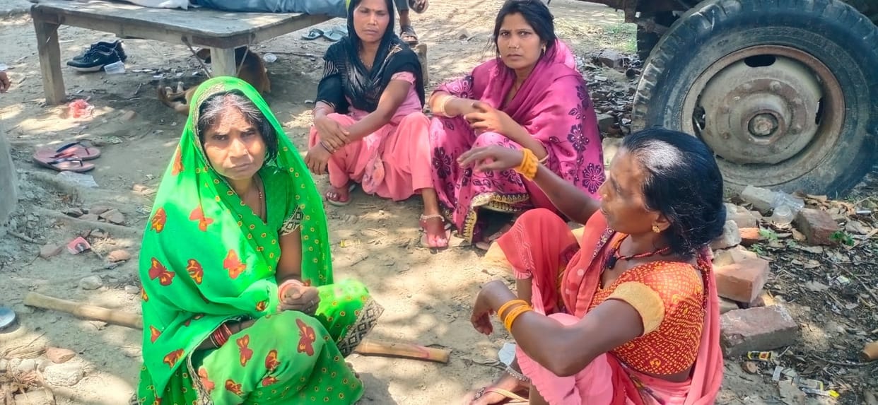 Dead bodies of lover and girlfriend found hanging in Unnao, relatives said mercilessly beaten  then hanged