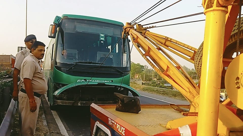Breakdown of bus going from Delhi to Himachal on Ambala NH 44