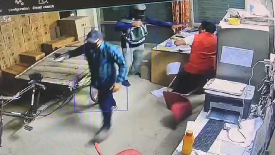 Miscreants looted Forty thousand and laptop by pointing pistol at shopkeeper in Sonipat