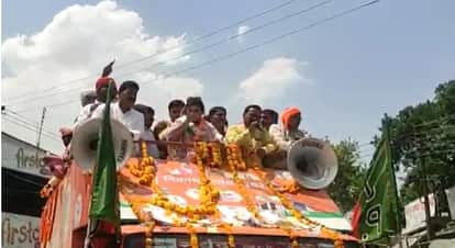 Nikay Chunav: आजमगढ़ में निरहुआ के रोड शो ने खींचा ध्यान