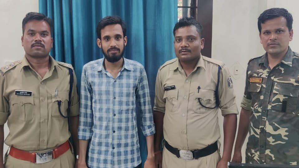 Cheated six lakh rupees from a woman by calling her Babu of Ministry of Health