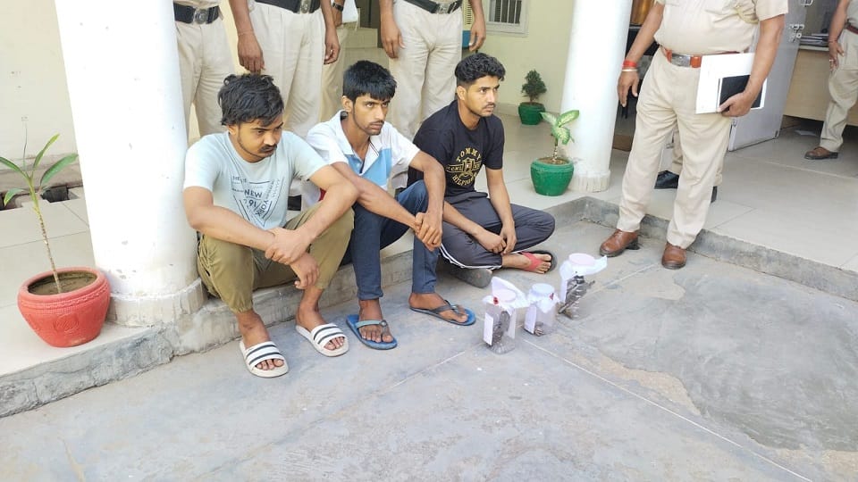 extortion demanded and 20 thousand cash looted on basis of pistol from liquor shop in in Narnaul