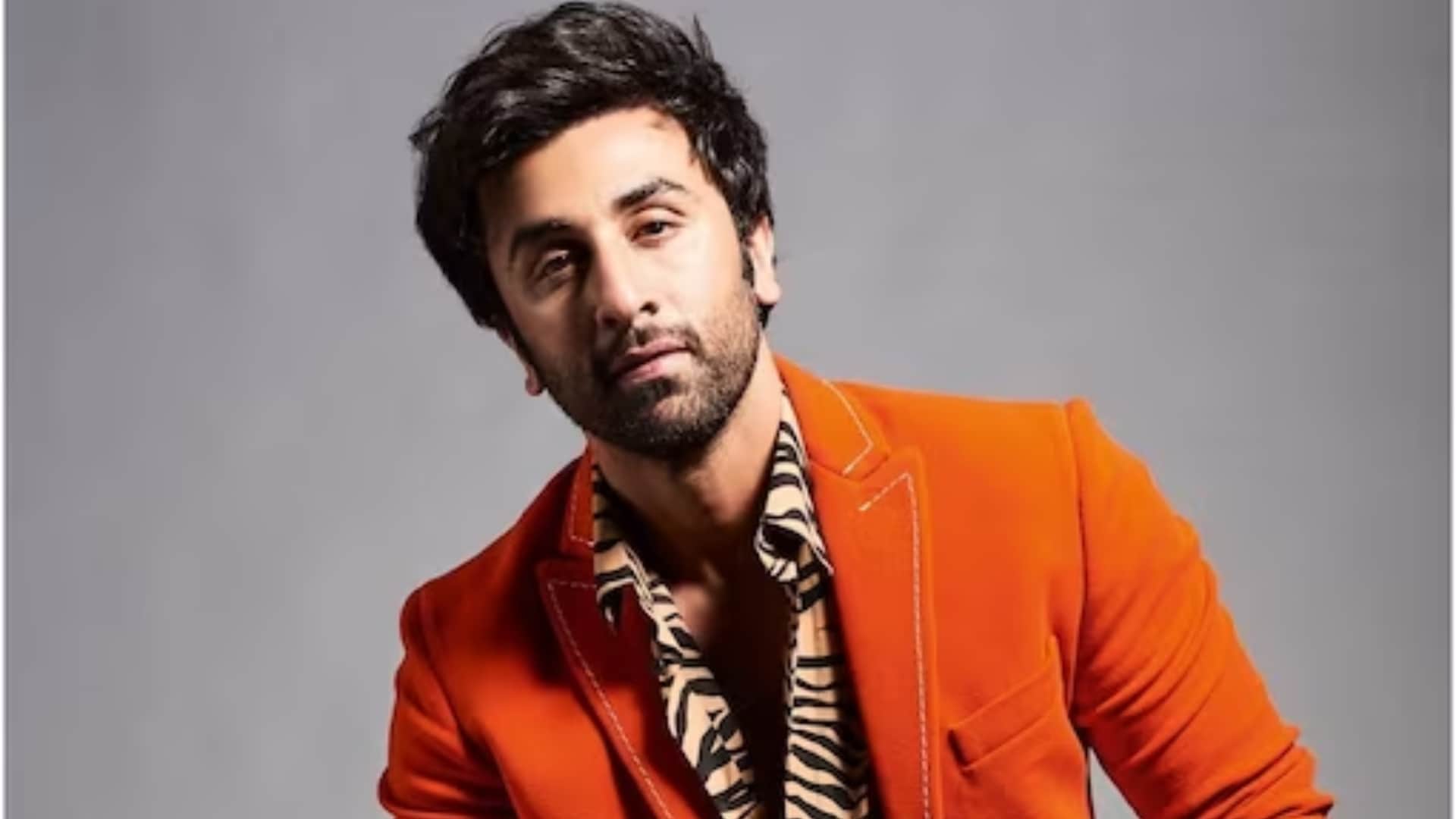 Ranbir Kapoor Man Follows Animal actor  Car Forcefully Clicks his Photos Shocking Video gets Viral On Internet